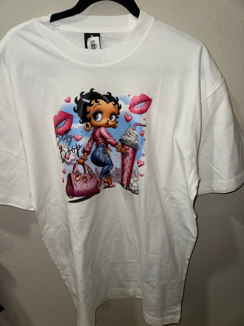 Girls White Betty Boop Graphic Tee with Pink Accents.

(Fashion)
